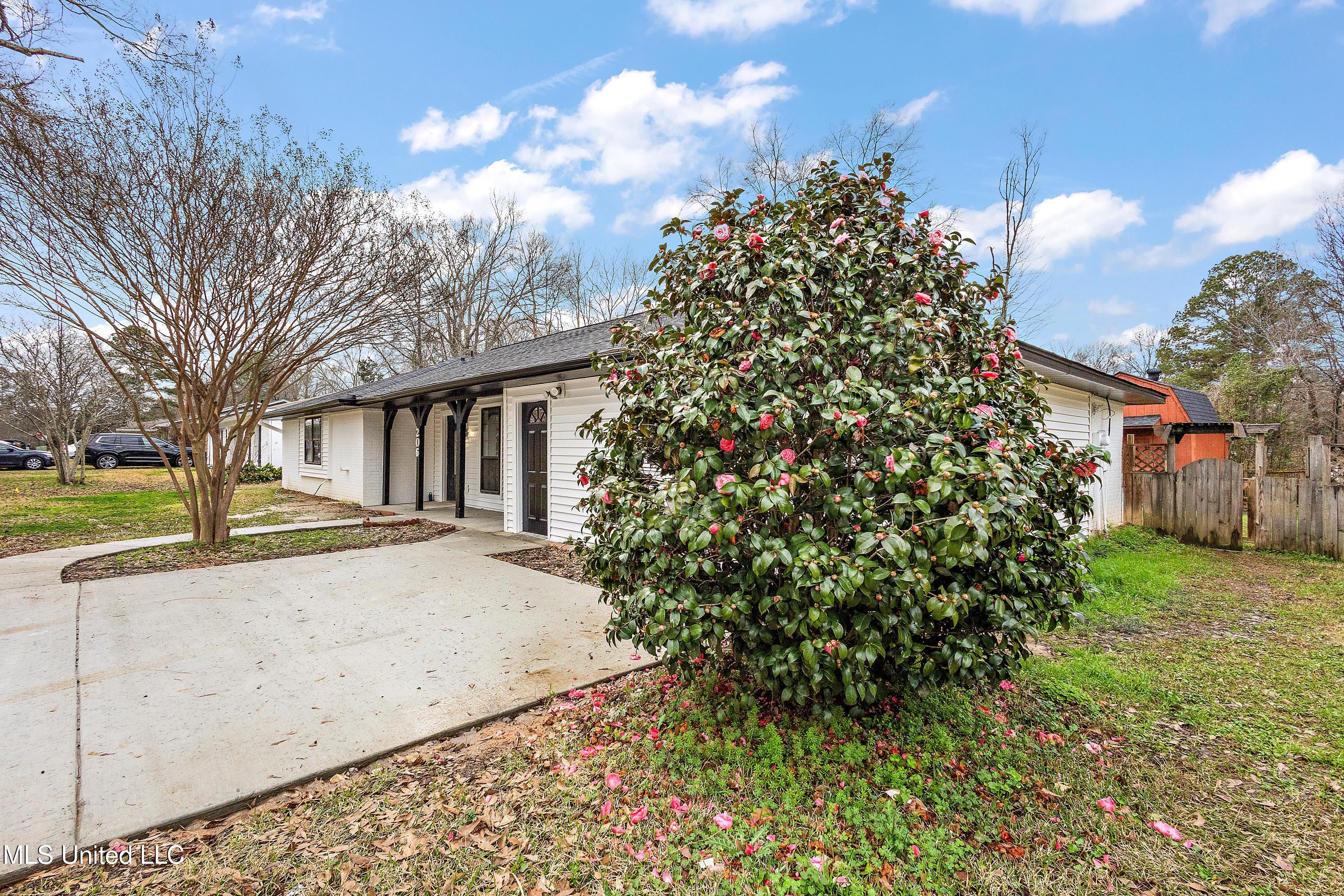 206 Indian Mound Road Clinton, MS 39056 - Photo 2 of 17 IMG_1523