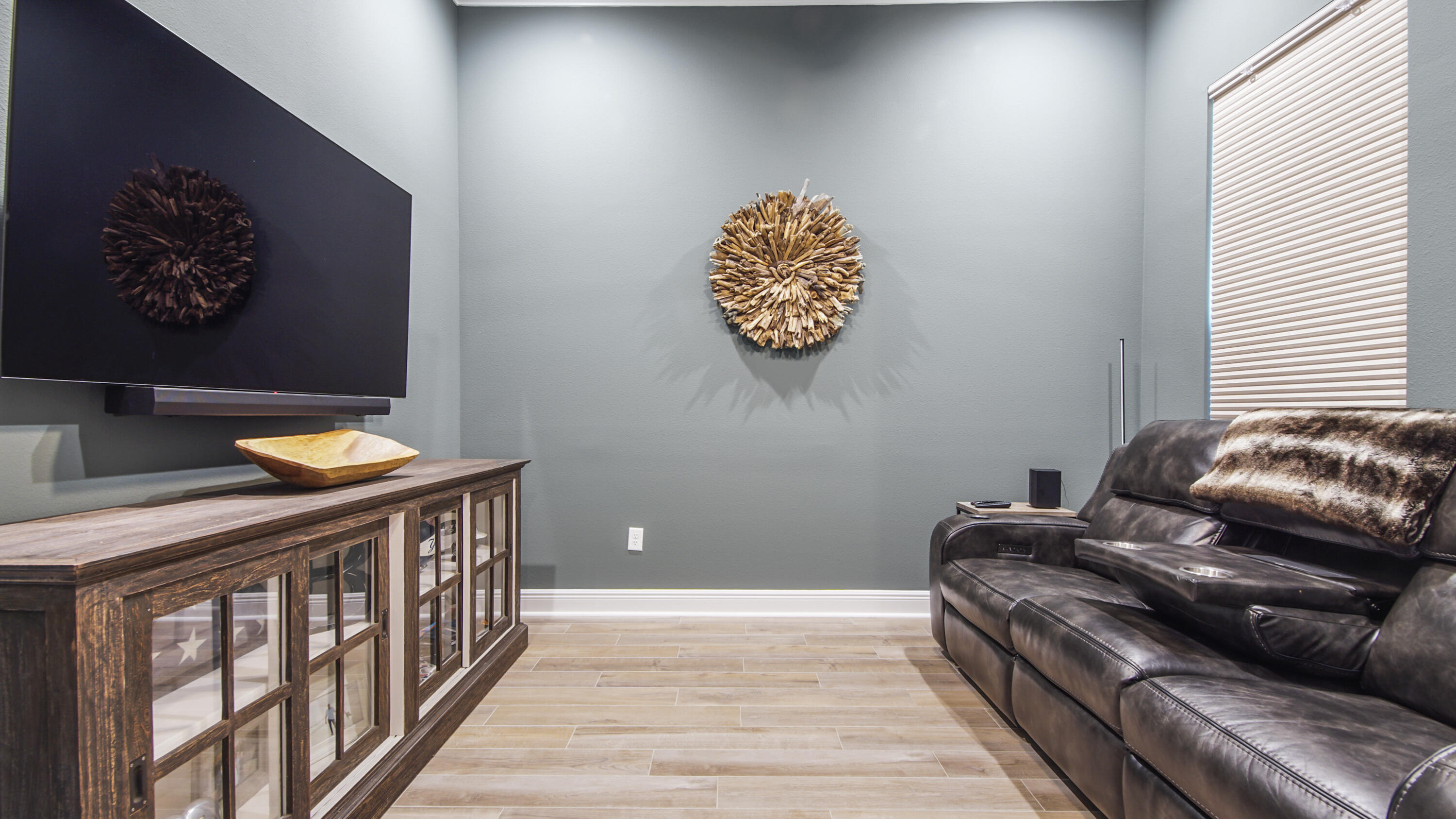 115 Flora Lane Freeport, FL 32439 - Photo 6 of 69 a living room with a couch