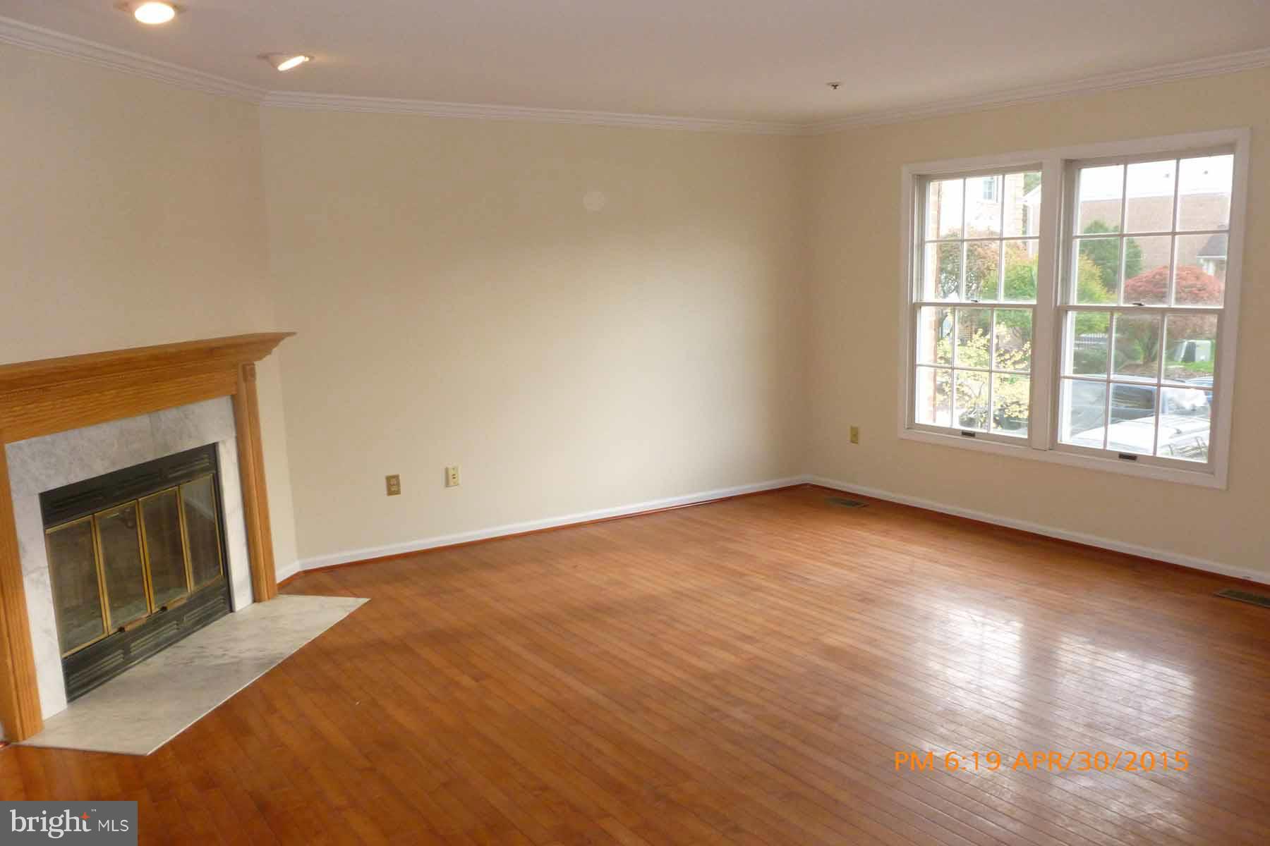 9427 Rosmarin Way Laurel, MD 20708 - Photo 3 of 26 Living Room