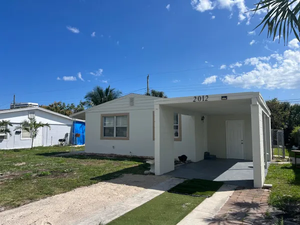 a front view of house with yard