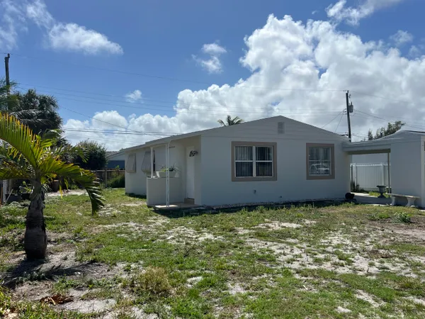 a view of a backyard of the house