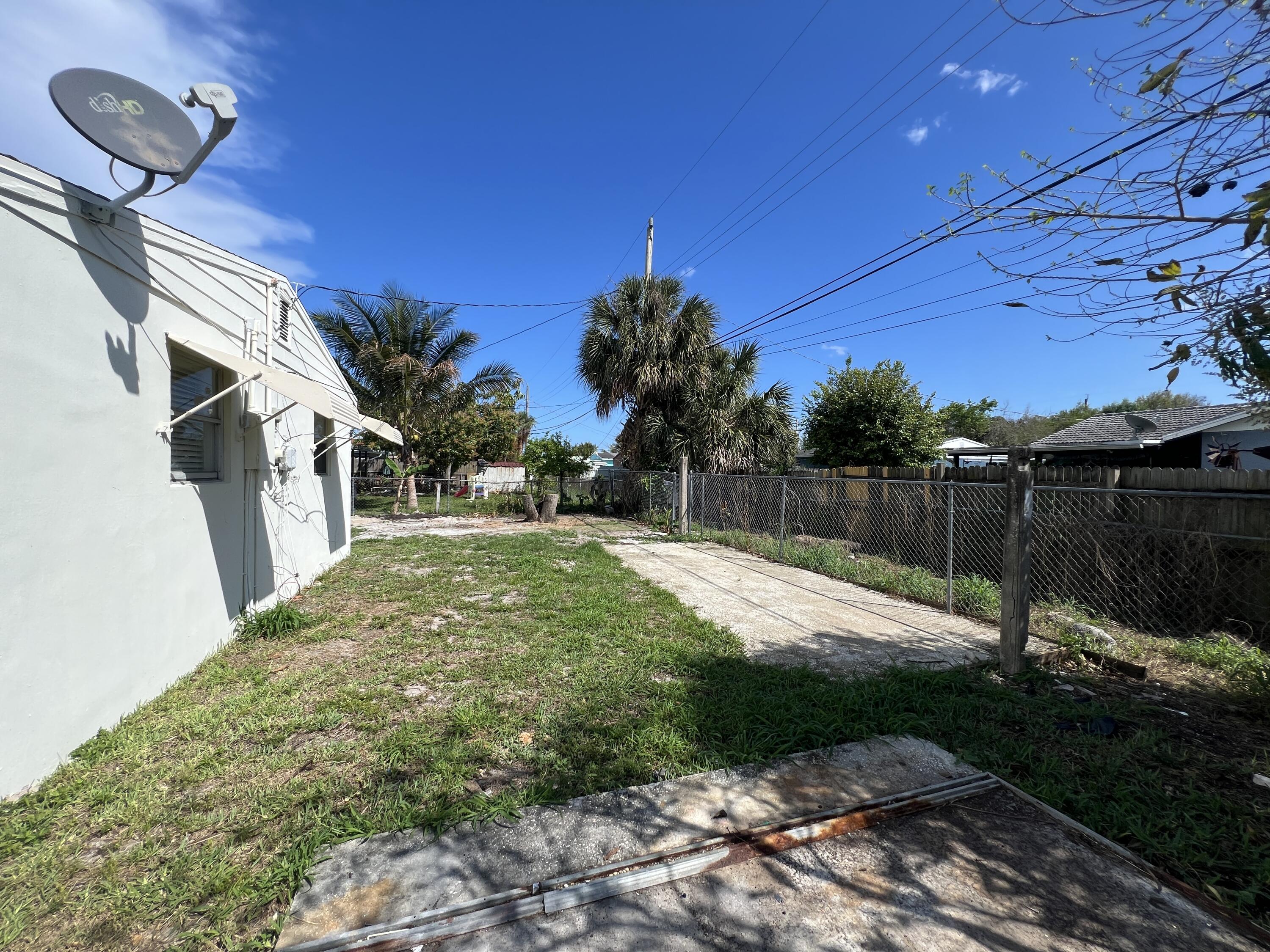 2012 Ardmore Road West Palm Beach, FL 33409 - Photo 17 of 18 Backyard