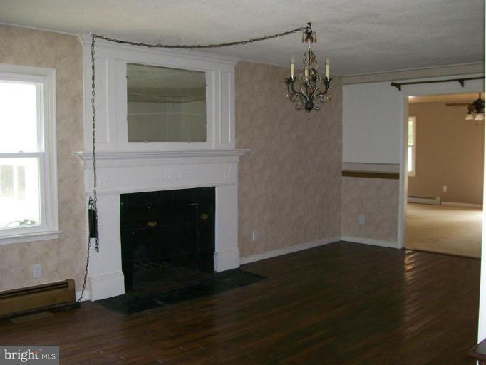 48047 Post Oak Road St. Inigoes, MD 20684 - Photo 4 of 12 Living Room