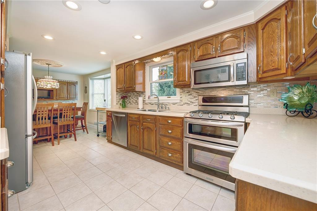 320 High Street Elizabeth, PA 15037 - Photo 6 of 25 TONS OF CABINETRY