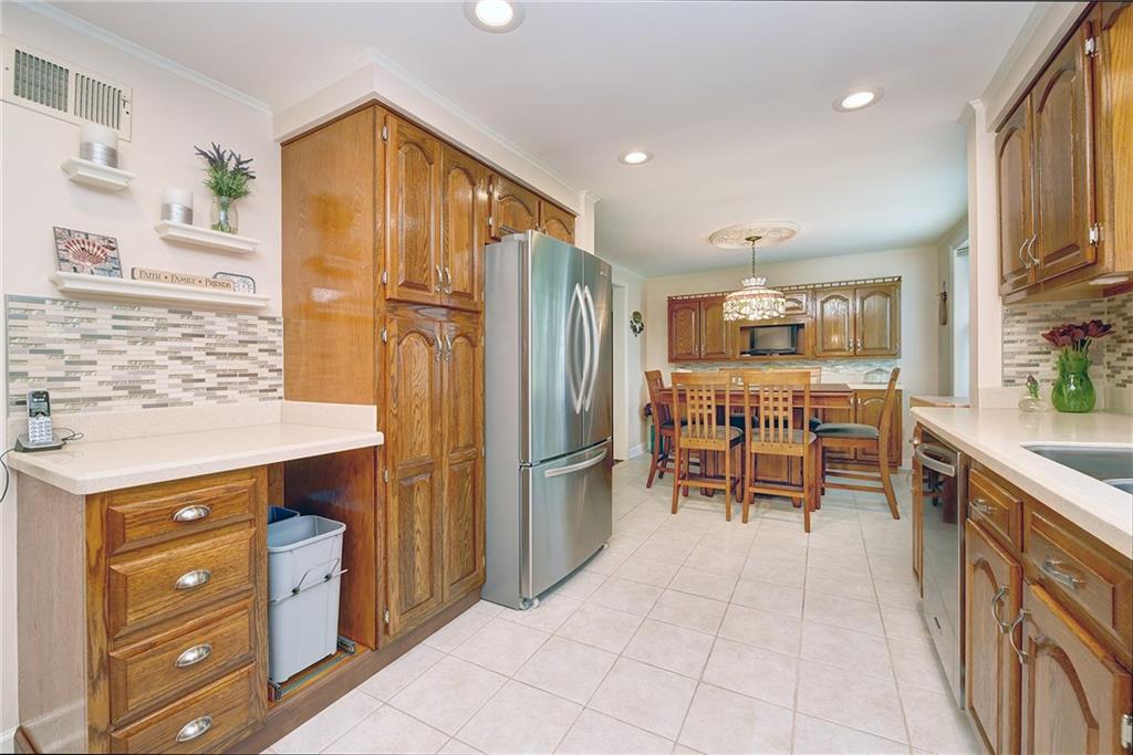 320 High Street Elizabeth, PA 15037 - Photo 7 of 25 YOU WILL LOVE PREPARING MEALS IN THIS KITCHEN
