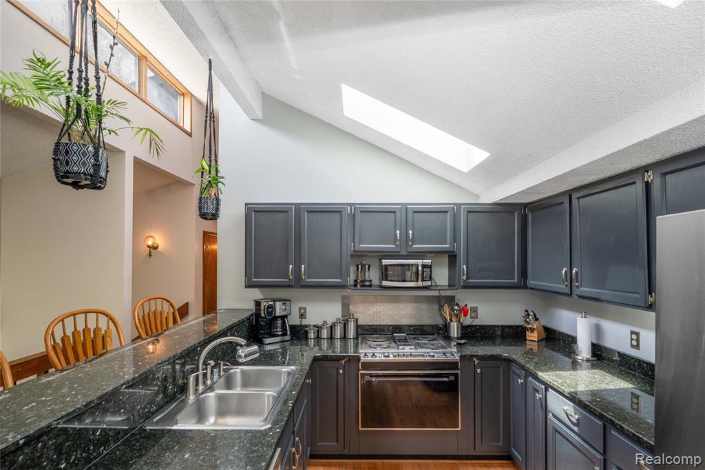 2725 Cooley Lake Road Highland, MI 48356 - Photo 23 of 63