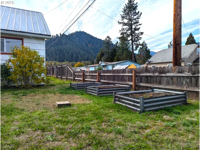 $300,000 | 47564 School Street, Oakridge, OR 97463