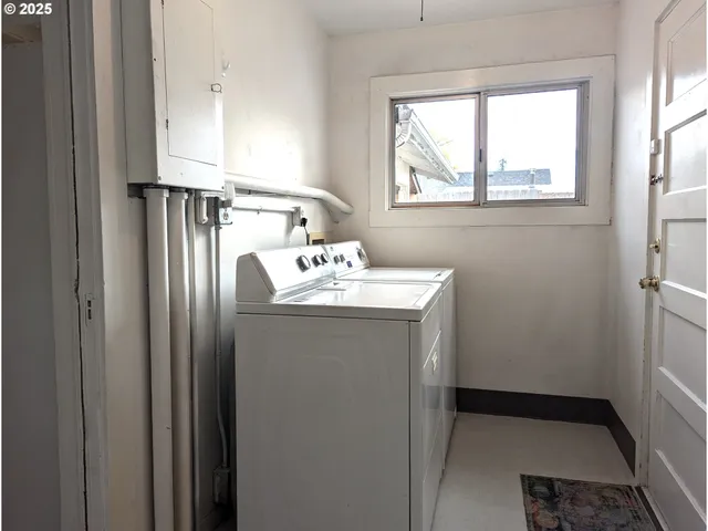 $300,000 | 47564 School Street, Oakridge, OR 97463