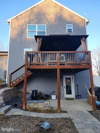 a view of back yard of the house
