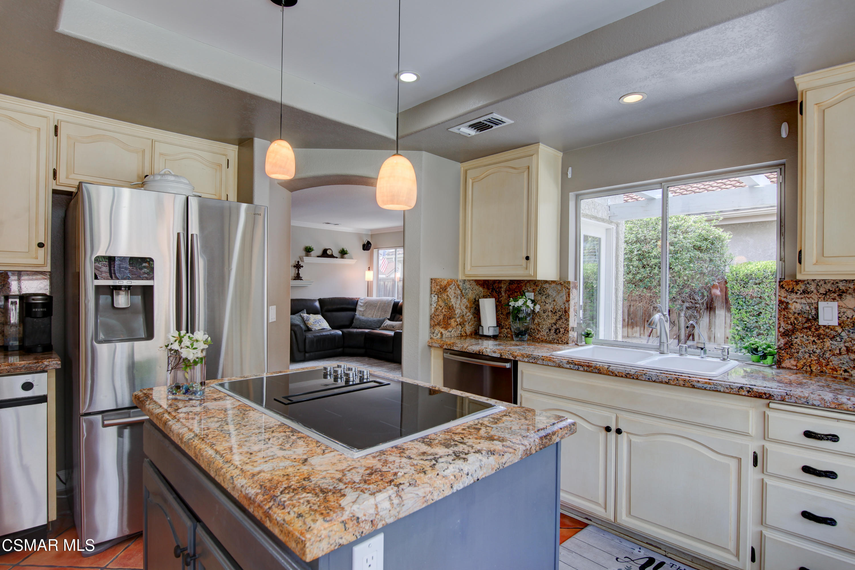 445 Innwood Road Simi Valley, CA 93065 - Photo 14 of 44 a kitchen with granite countertop a sink stove and refrigerator