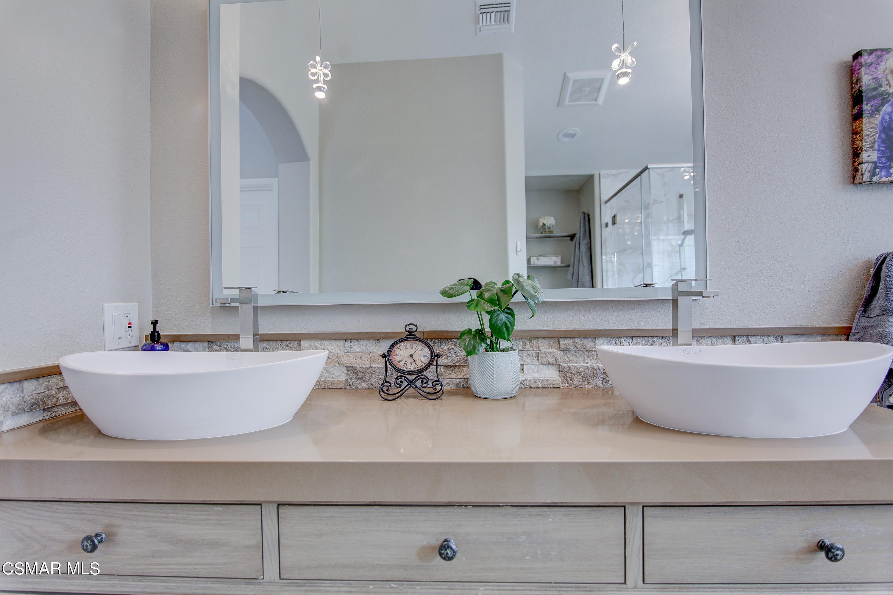 445 Innwood Road Simi Valley, CA 93065 - Photo 16 of 44 a white room with a potted plant