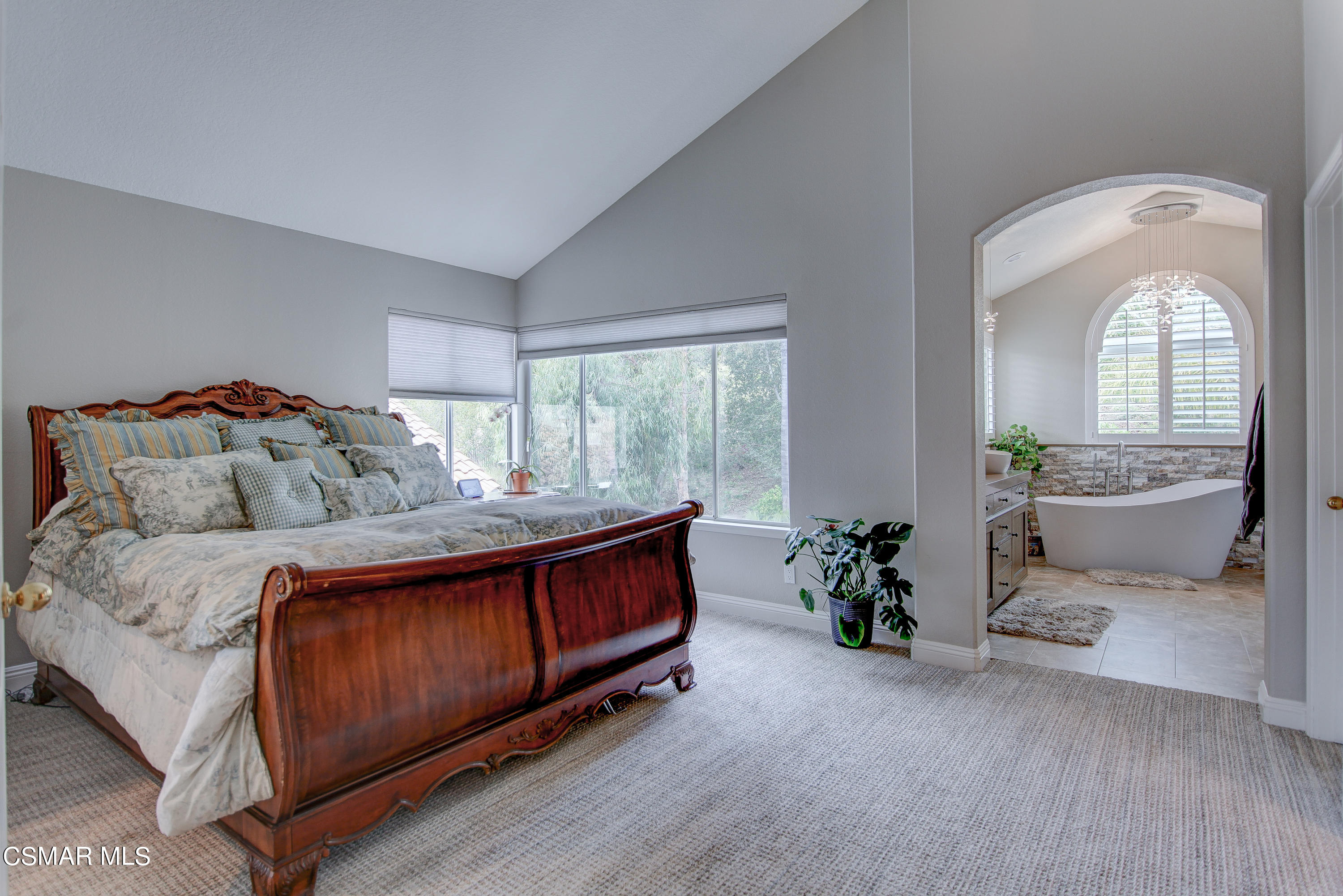 445 Innwood Road Simi Valley, CA 93065 - Photo 7 of 44 a bed room with a bed and a potted plant