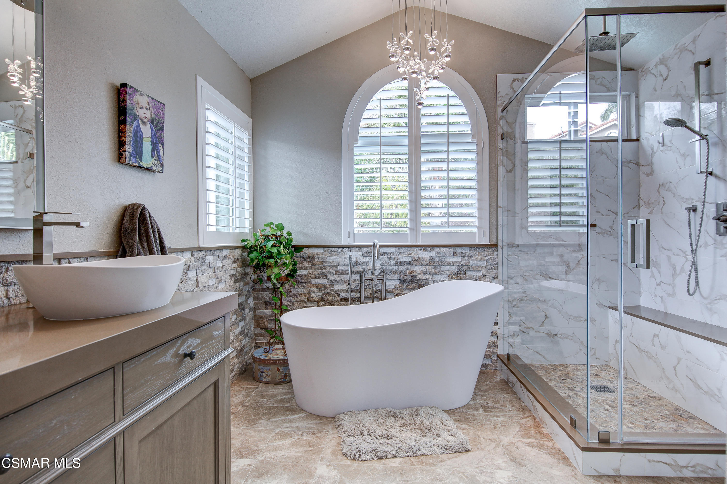 445 Innwood Road Simi Valley, CA 93065 - Photo 8 of 44 a spacious bathroom with a bathtub and sink
