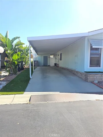 a view of a house with backyard