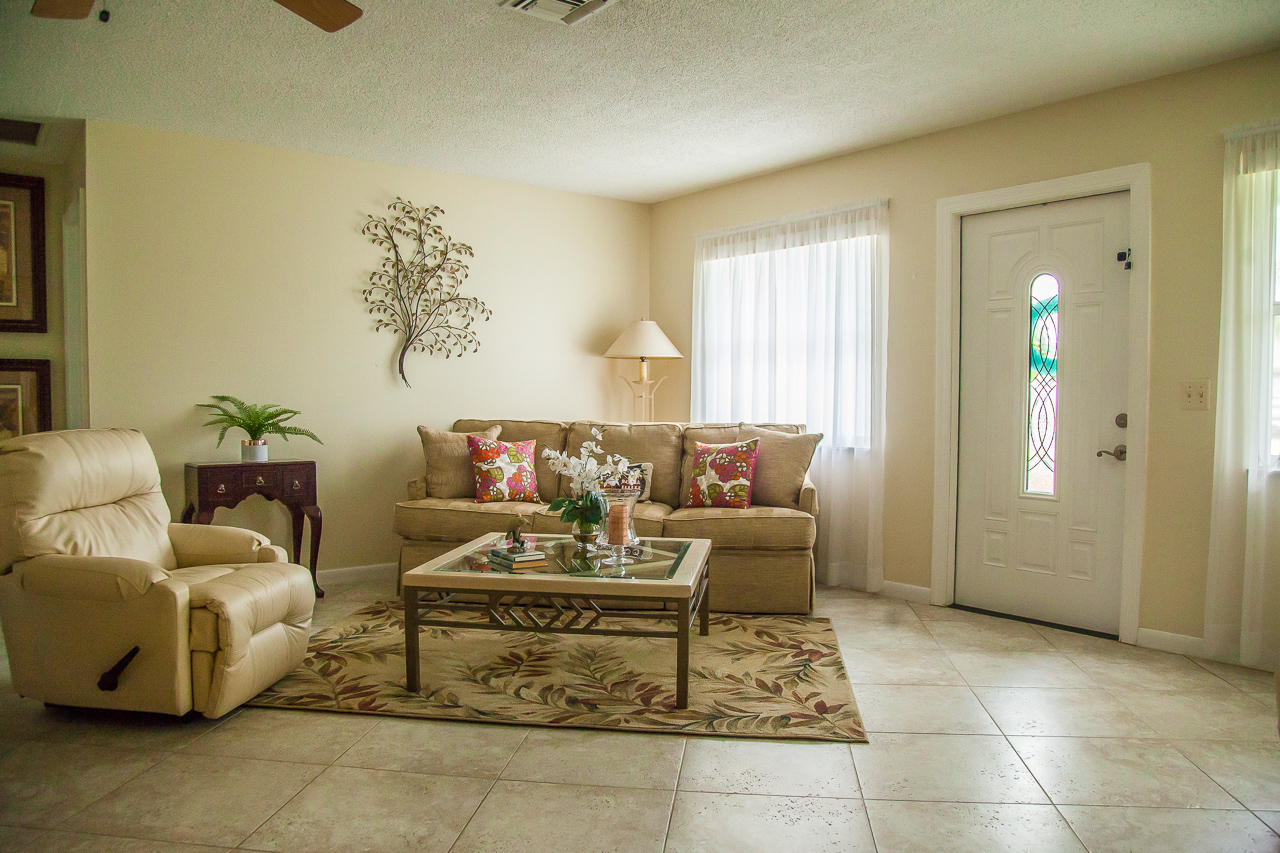 2002 Southeast Jackson Street Stuart, FL 34997 - Photo 6 of 31 Living Room
