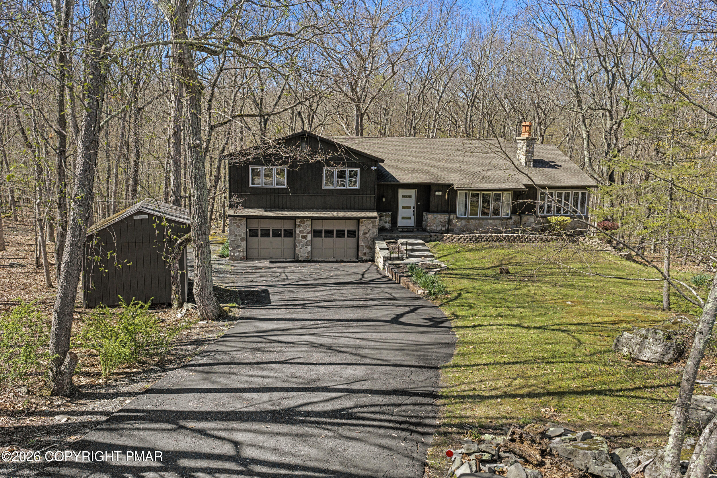 109 Luton Court Bushkill, PA 18324 - Photo 5 of 84 4_109 luton court -6