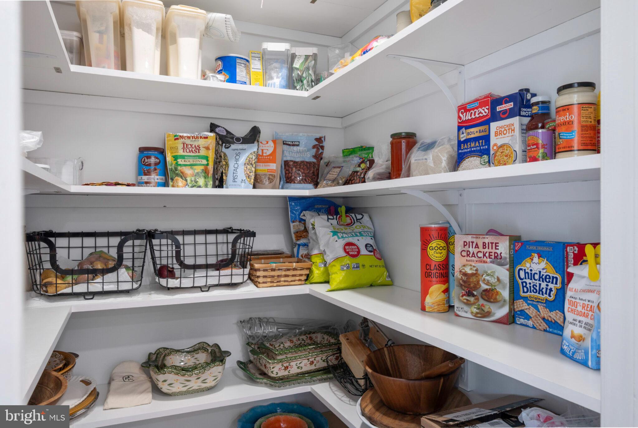 13111 Springdale Estates Road Clifton, VA 20124 - Photo 22 of 109 Custom Walk In Pantry
