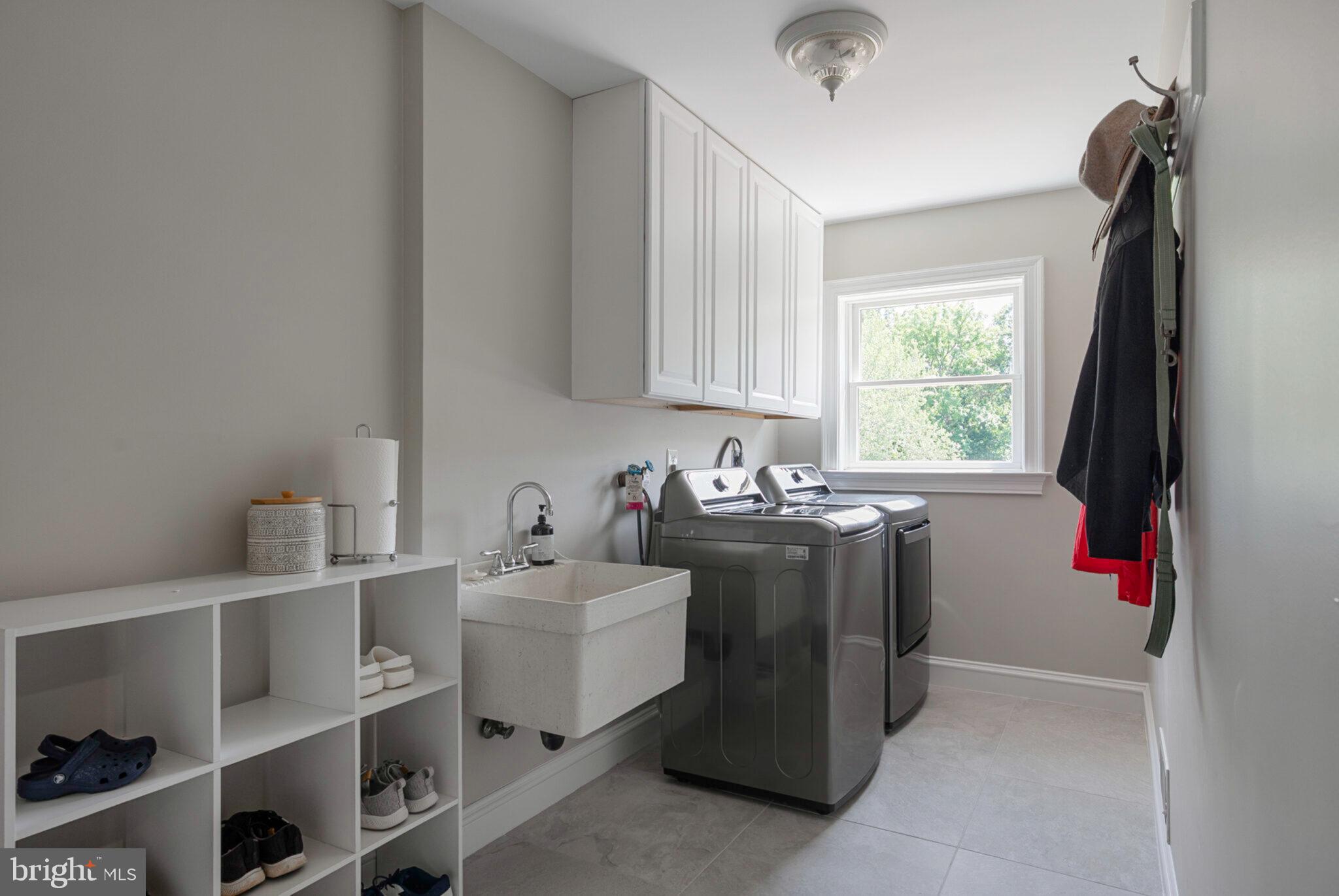 13111 Springdale Estates Road Clifton, VA 20124 - Photo 23 of 109 Laundry Room & Drop Zone adjacent to kitchen