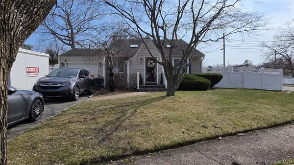 $675,000 | 8 Lion Lane, North Babylon, NY 11703