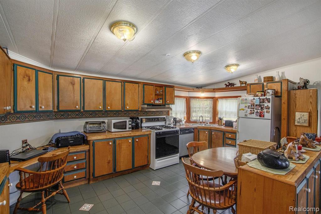 9301 Bryce Road Avoca, MI 48006 - Photo 7 of 43