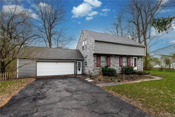 $389,900 | 8525 Sunset Drive, Clarence, NY 14221