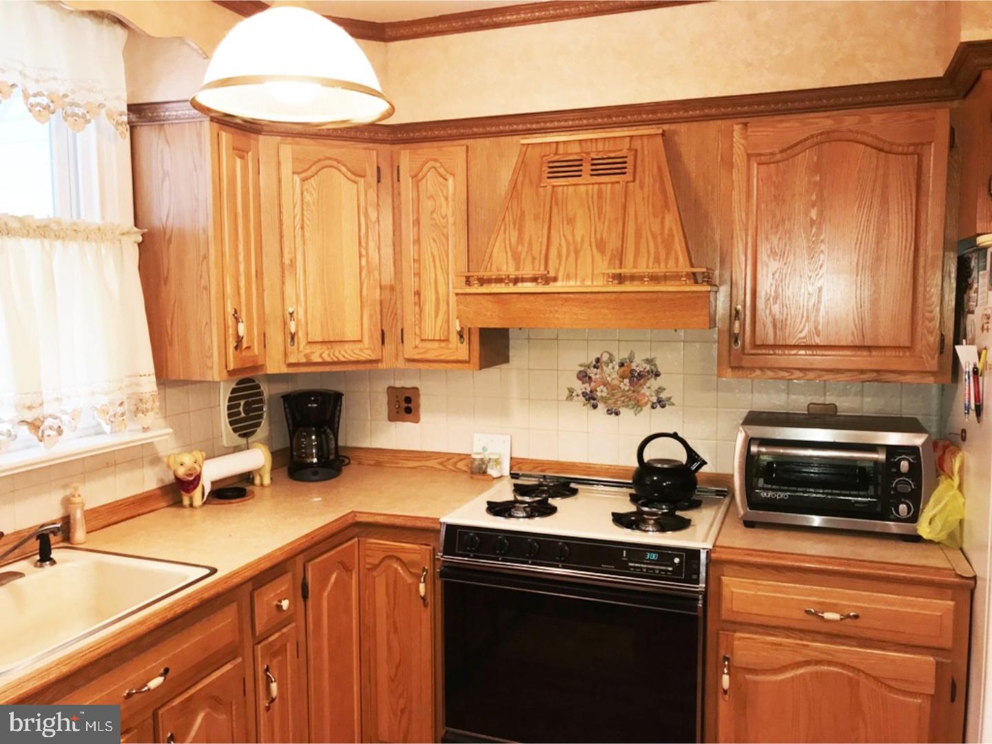 2021 Tomlinson Road Philadelphia, PA 19116 - Photo 9 of 25 Kitchen
