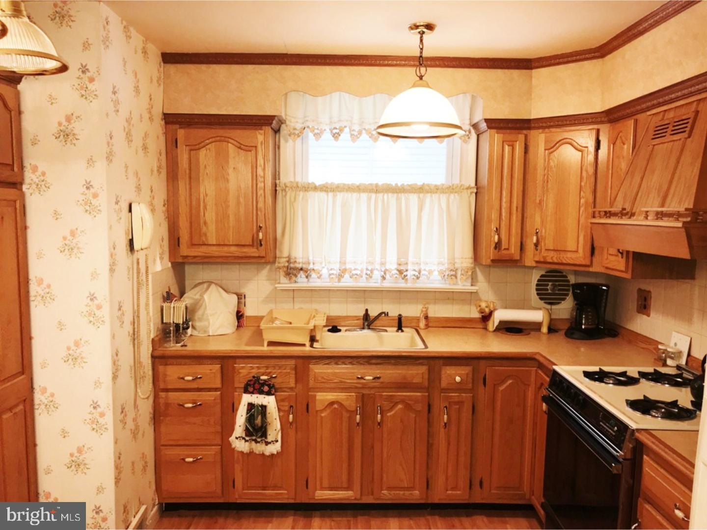 2021 Tomlinson Road Philadelphia, PA 19116 - Photo 10 of 25 Kitchen