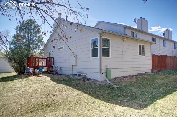 a view of a yard with a house