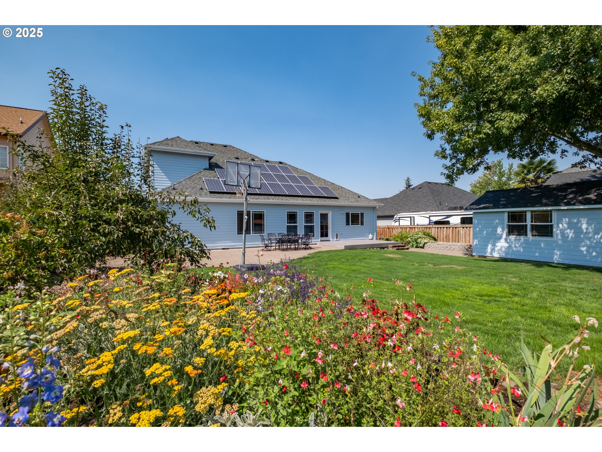 1435 Northwest Ashley Drive Albany, OR 97321 - Photo 36 of 44 a front view of house with yard and trees