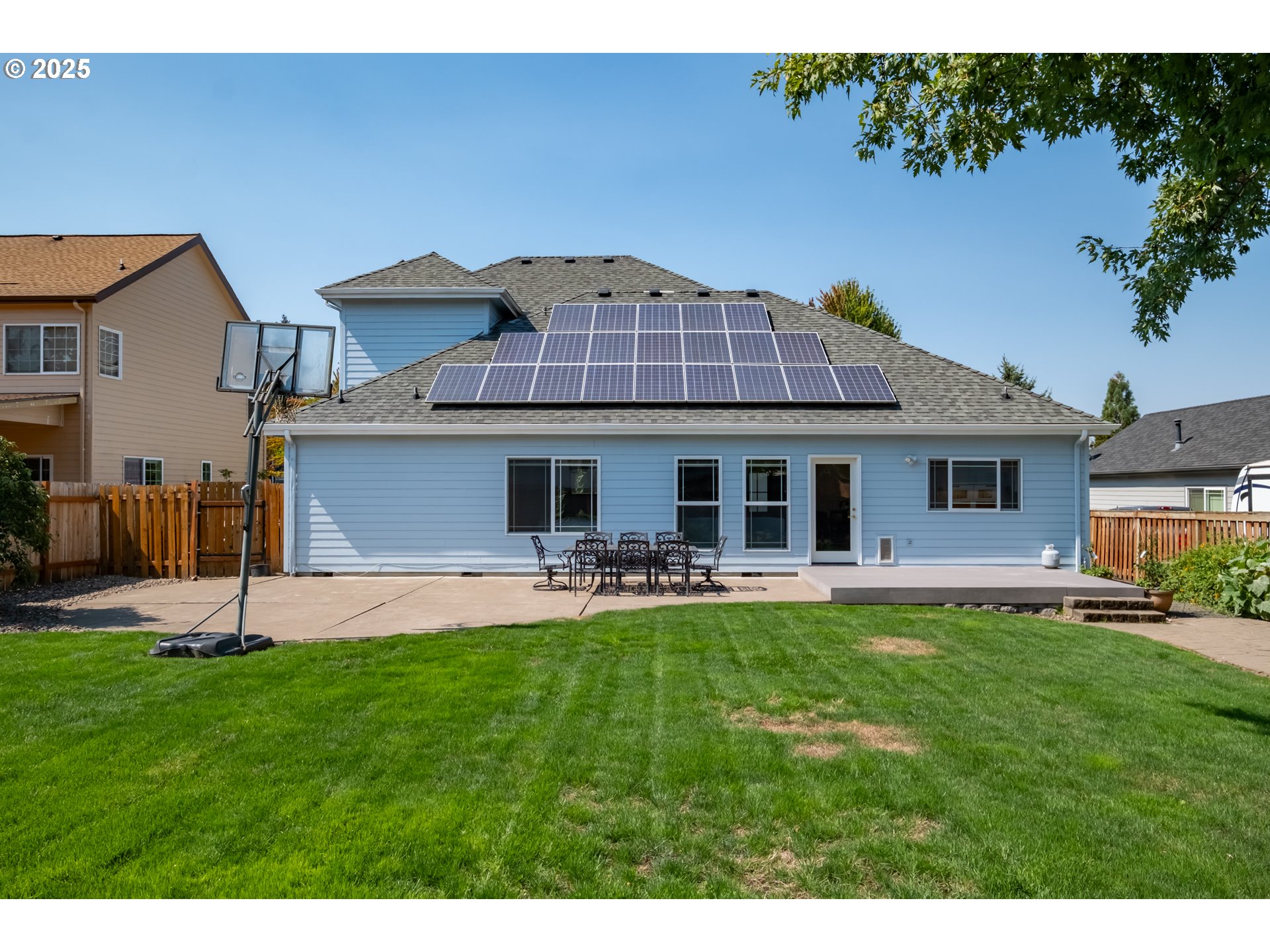 1435 Northwest Ashley Drive Albany, OR 97321 - Photo 37 of 44 a front view of a house with a garden and patio