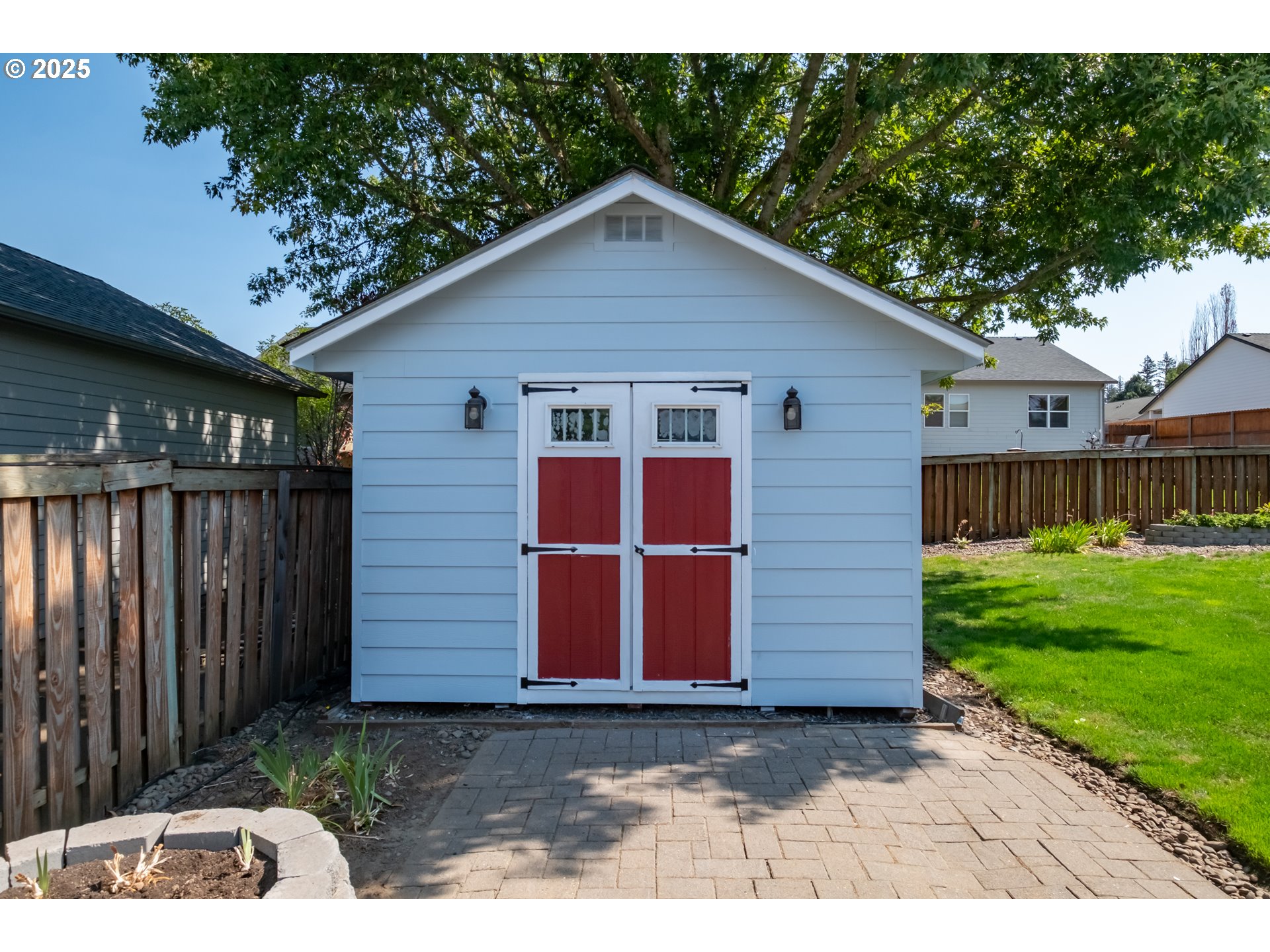 1435 Northwest Ashley Drive Albany, OR 97321 - Photo 41 of 44 a backyard of a house with lots of green space