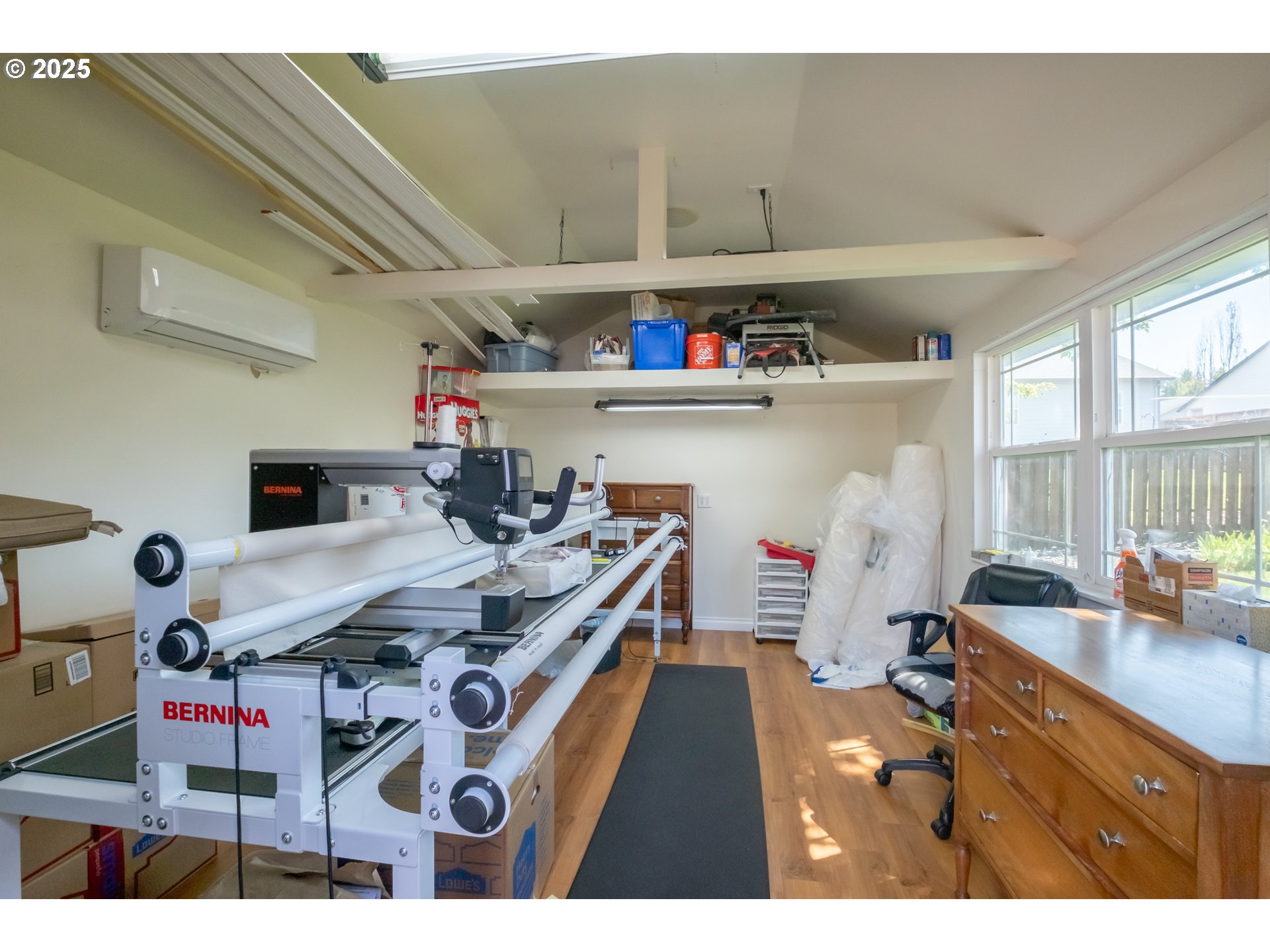 1435 Northwest Ashley Drive Albany, OR 97321 - Photo 42 of 44 a living room with furniture and a flat screen tv