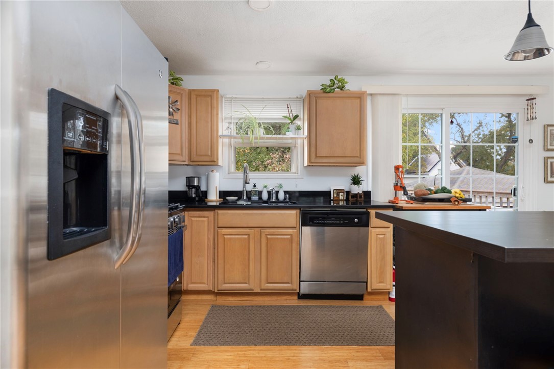 25 Webb Avenue Warwick, RI 02889 - Photo 8 of 32
