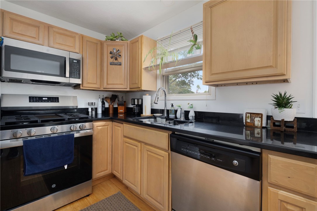 25 Webb Avenue Warwick, RI 02889 - Photo 10 of 32