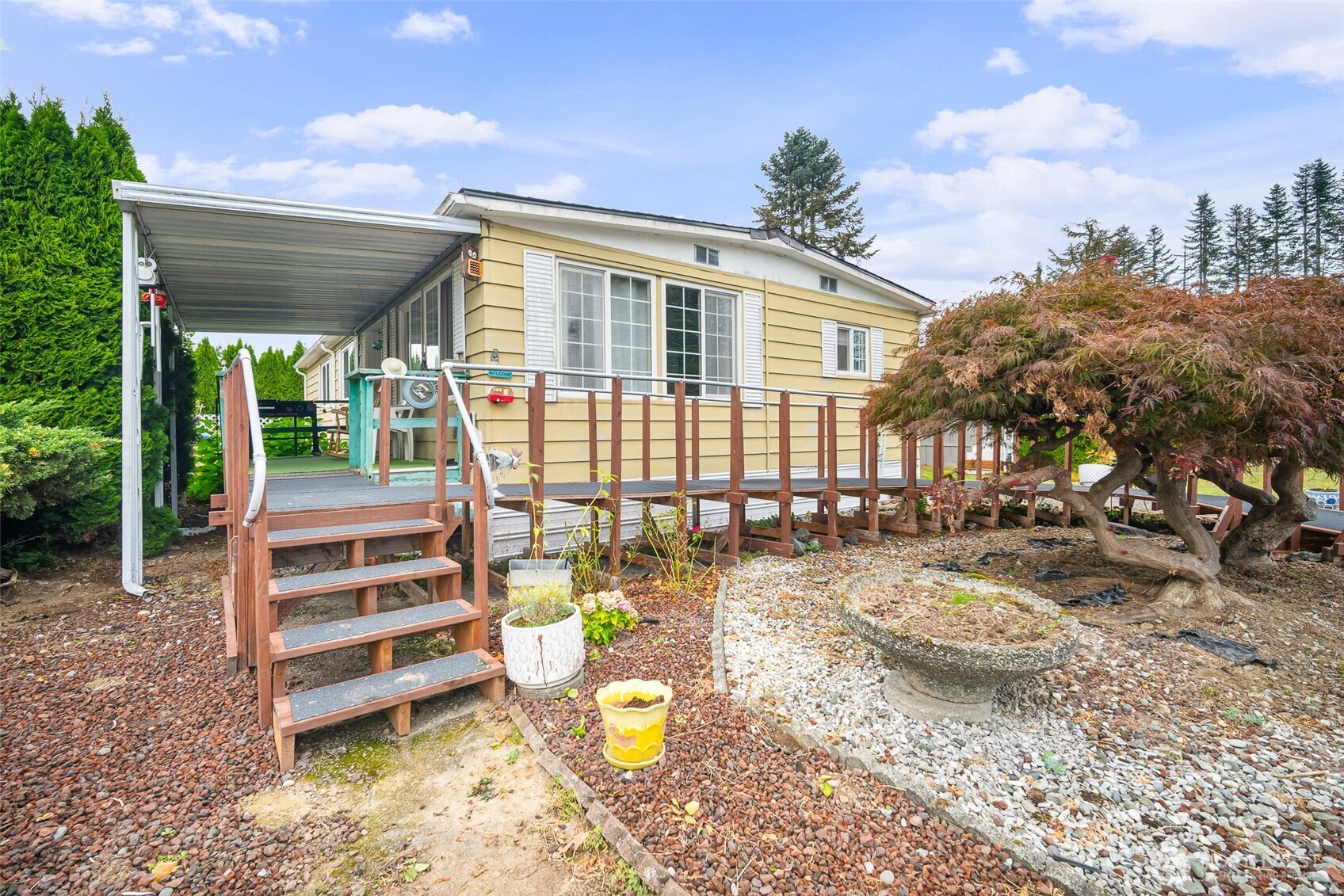 a view of backyard of the house
