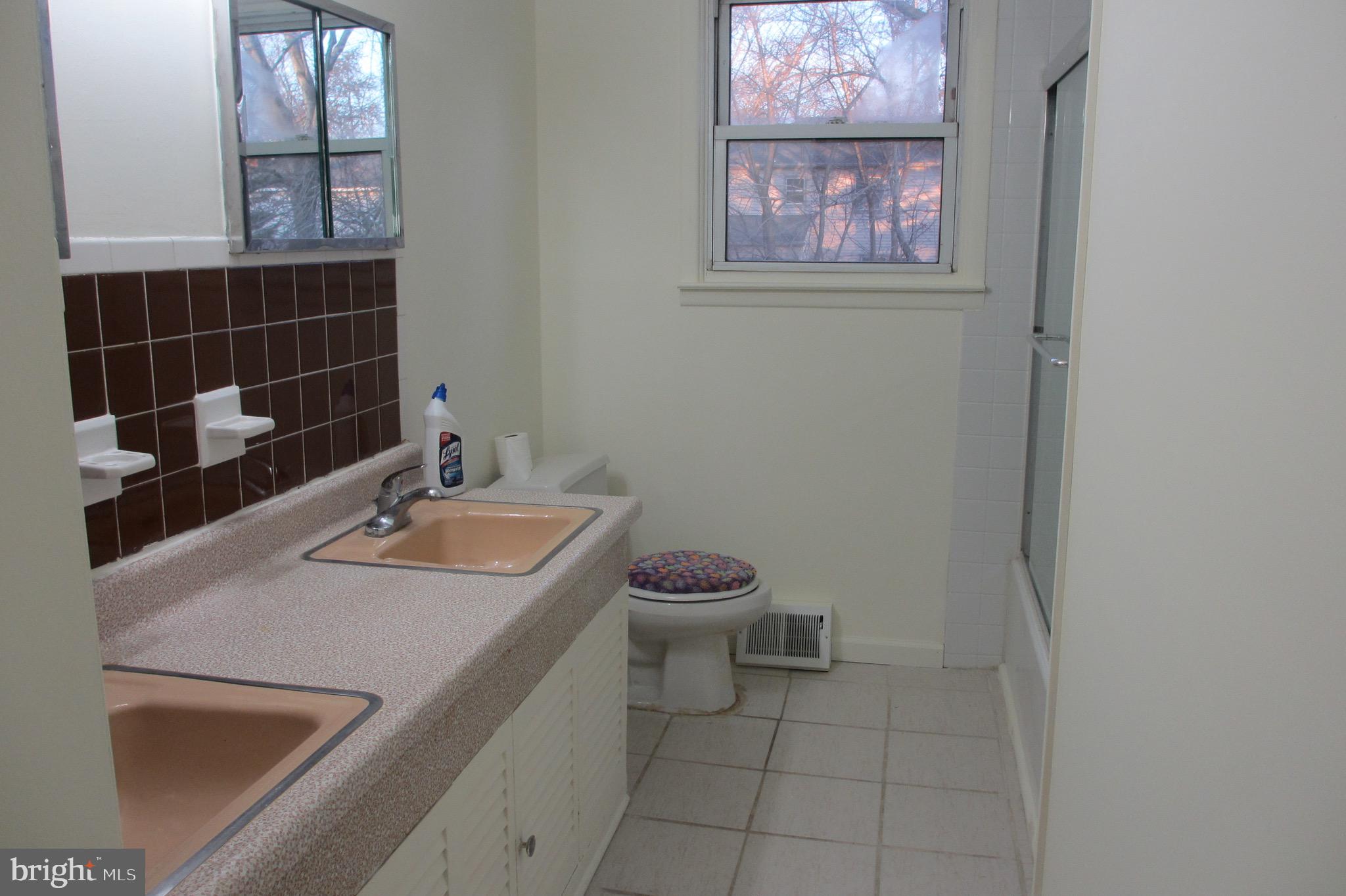 416 Howard Road Cherry Hill, NJ 08034 - Photo 4 of 19 Main Bath RoomBed