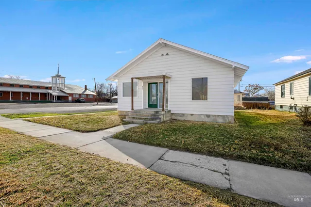 $230,000 | 401 Broadway Avenue North, Buhl, ID 83316