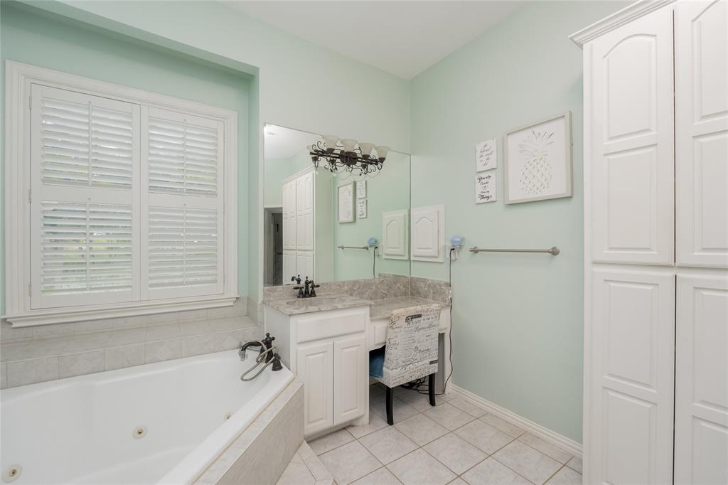 135 Kirkpatrick Road Ennis, TX 75119 - Photo 18 of 40 a bathroom with a tub sink and mirror