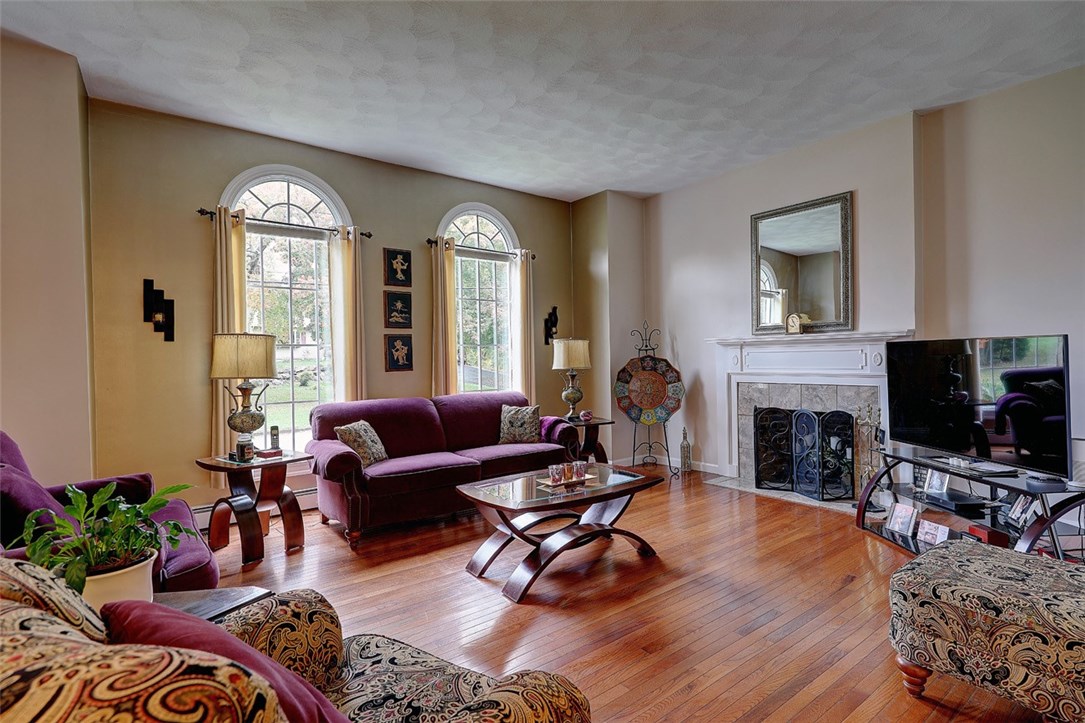 23 Century Lane Cranston, RI 02921 - Photo 5 of 43 Living Room