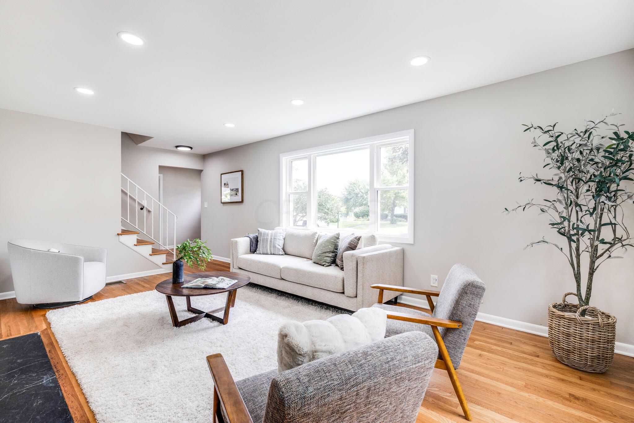 2791 Chester Road Upper Arlington, OH 43221 - Photo 5 of 35 Living Room