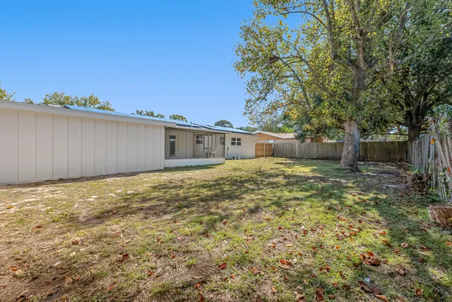 a view of a yard with an tree