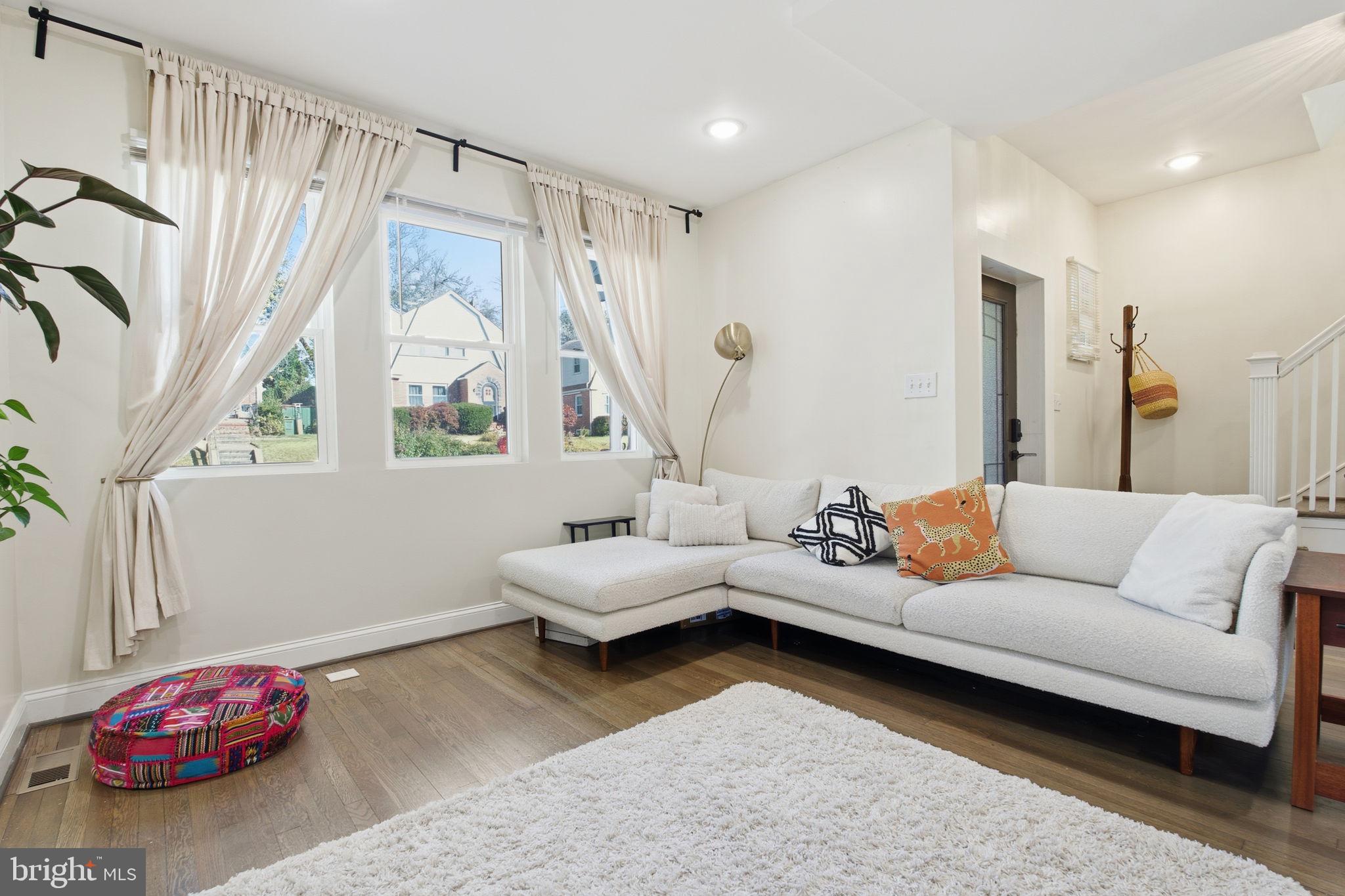 3901 Biddison Lane Baltimore, MD 21206 - Photo 5 of 38 Living room