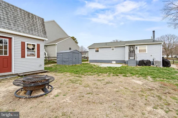 a view of a house with backyard