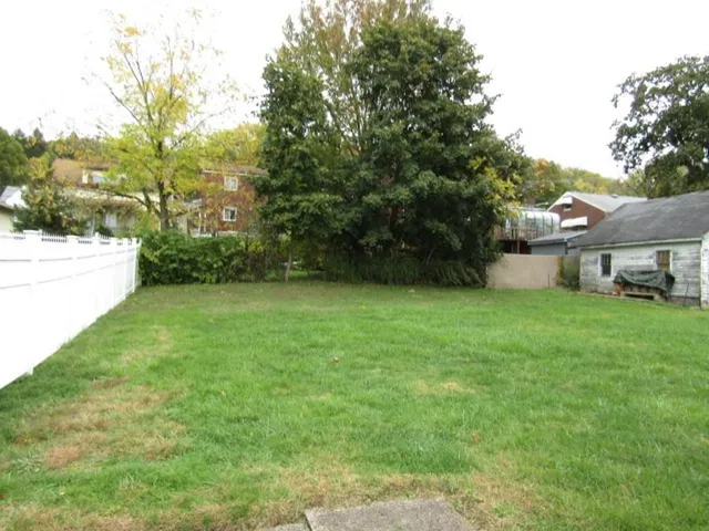a view of a house with backyard and garden