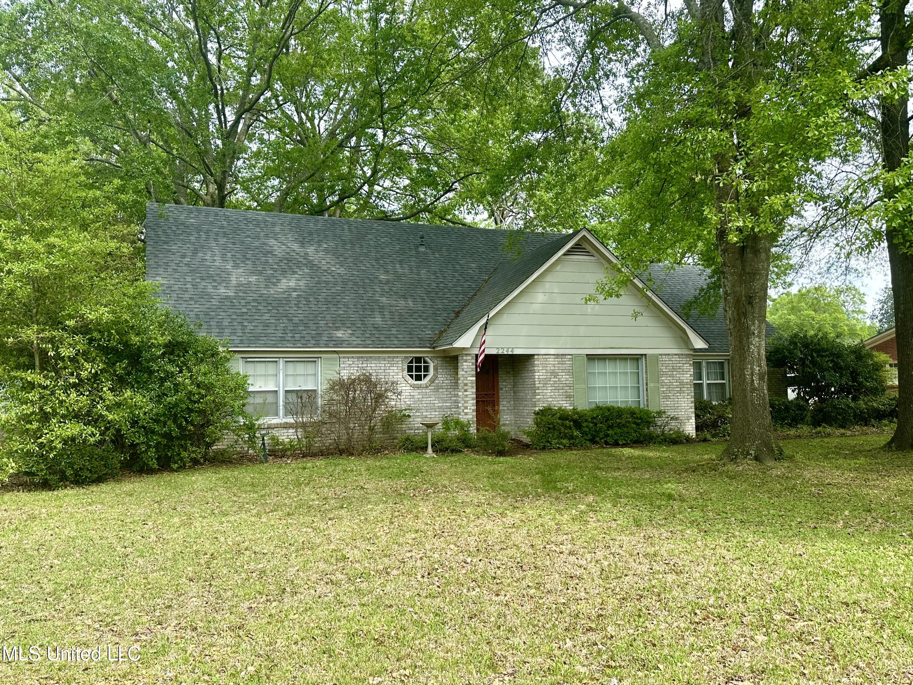 2244 Country Club Road Grenada, MS 38901 - Photo 1 of 33 IMG_4549