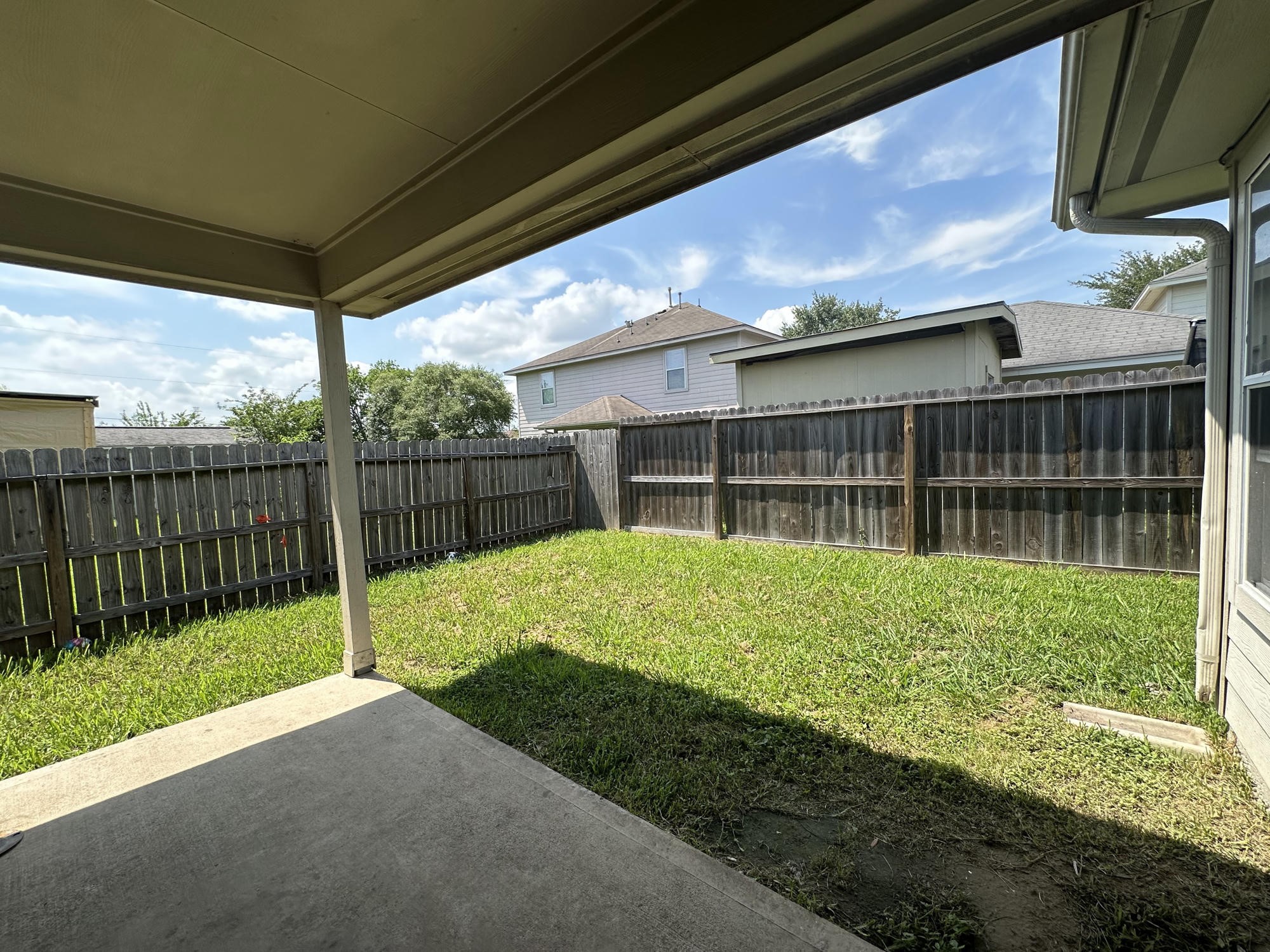 1034 Junction Court Rosenberg, TX 77471 - Photo 18 of 19 a view of a backyard with a garden