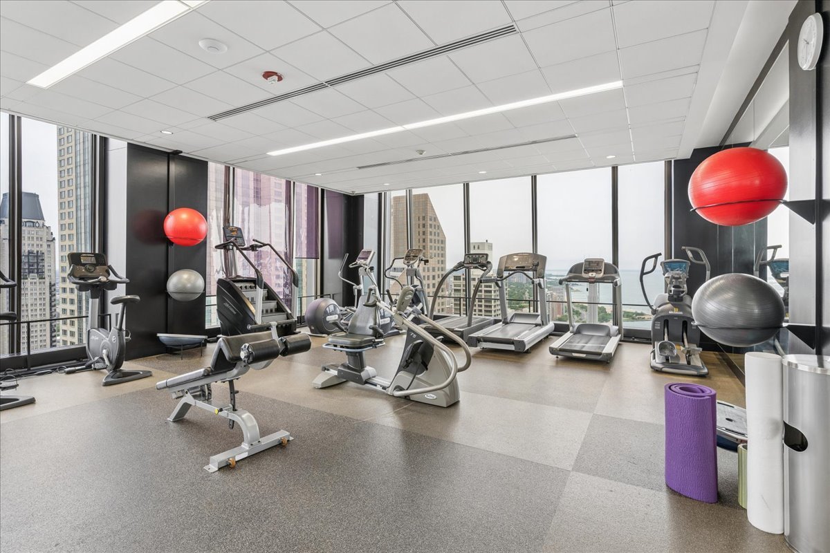 175 East Delaware Place, Unit 8304 Chicago, IL 60611 - Photo 24 of 26
