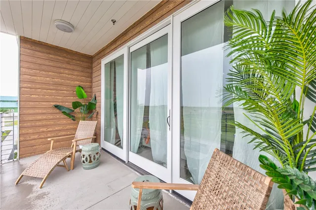 a view of entryway with backyard