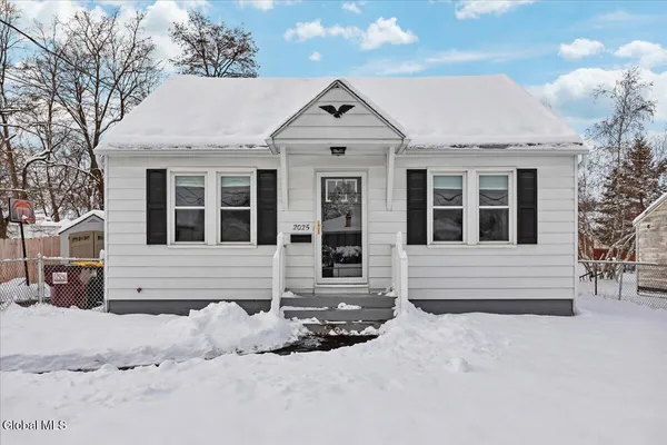 $240,000 | 2025 Greenpoint Avenue, Rotterdam, NY 12303