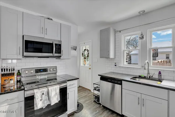 $240,000 | 2025 Greenpoint Avenue, Rotterdam, NY 12303